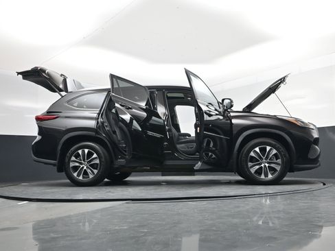 Used 2020 Toyota Highlander XLE image 21