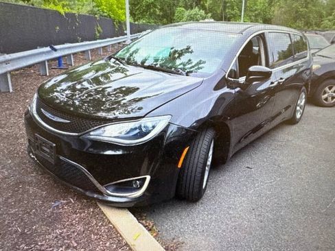 Used 2018 Chrysler Pacifica Touring Plus w/ Tire & Wheel Group FWD image 15
