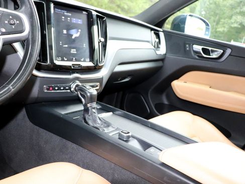 Used 2018 Volvo XC60 T5 Momentum w/ Vision Package image 10