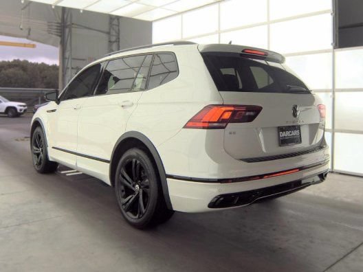 Used 2023 Volkswagen Tiguan SE R-Line AWD/4WD image 4
