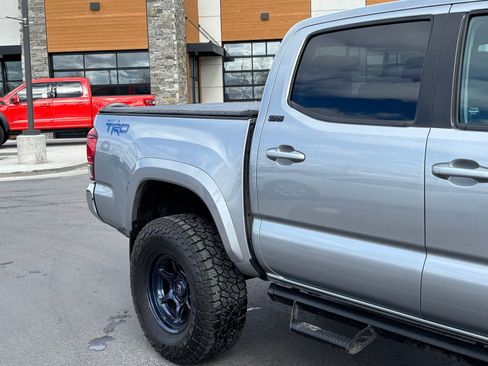 Used 2020 Toyota Tacoma SR5 AWD/4WD image 3