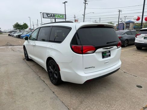 Used 2020 Chrysler Pacifica Touring-L Plus w/ S Appearance Package FWD image 9