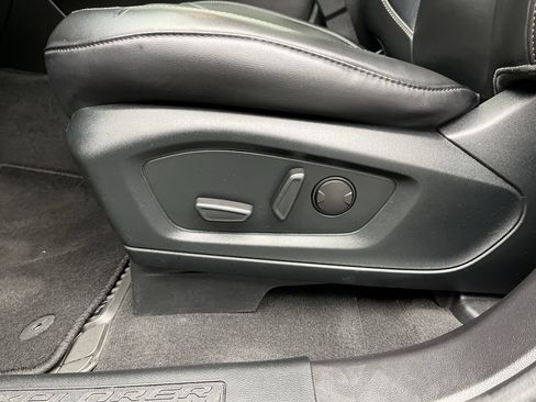 Used 2022 Ford Explorer XLT w/ Equipment Group 202A image 12