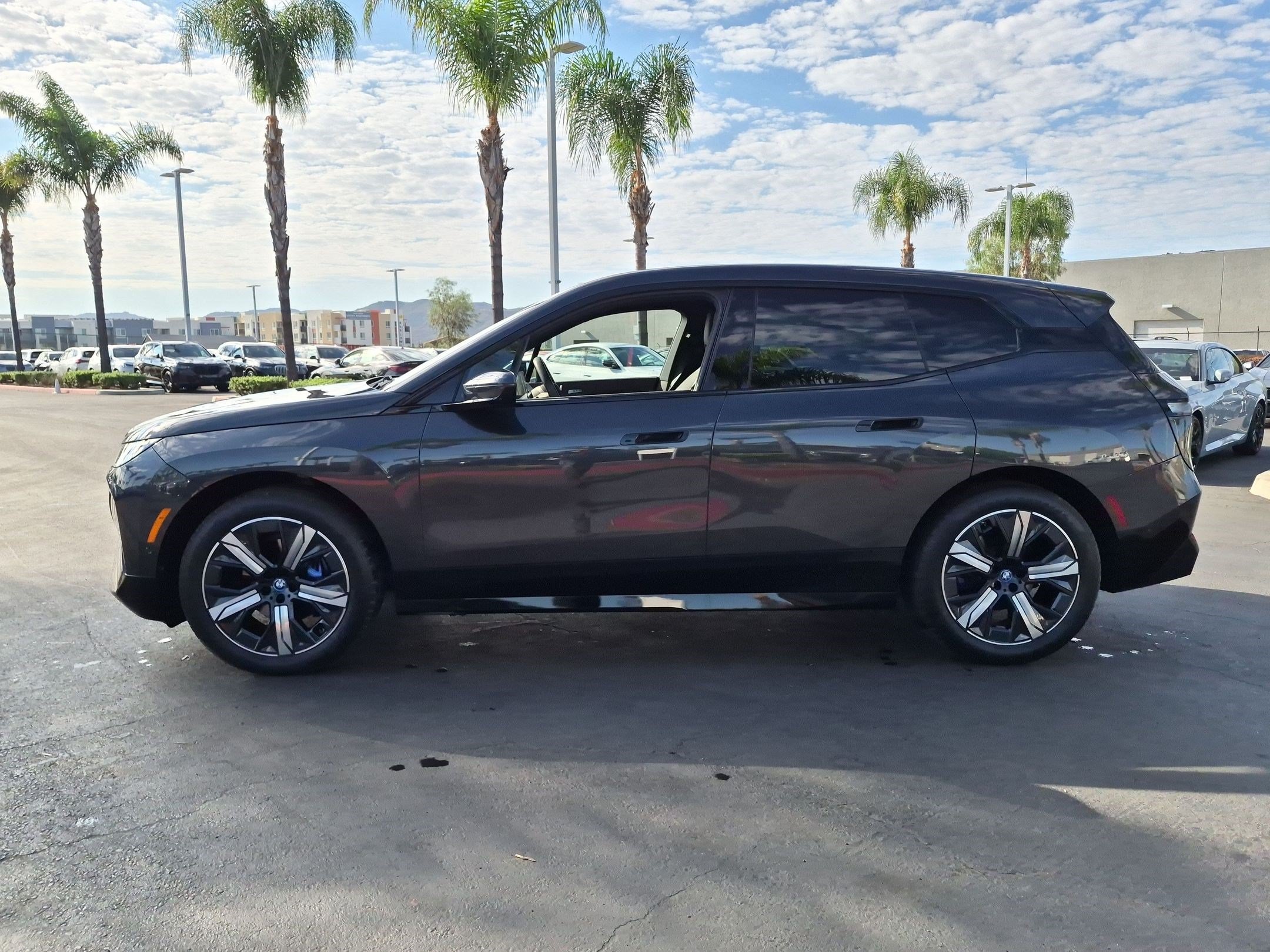 Used 2024 BMW iX xDrive50 w/ Premium Package AWD/4WD image 7