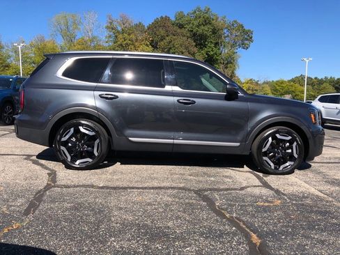 Used 2024 Kia Telluride EX w/ EX Captain's Chair Package image 8