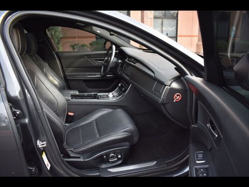 Used 2016 Jaguar XF S image 31