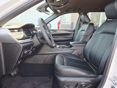 New 2025 Jeep Grand Cherokee Limited image 11