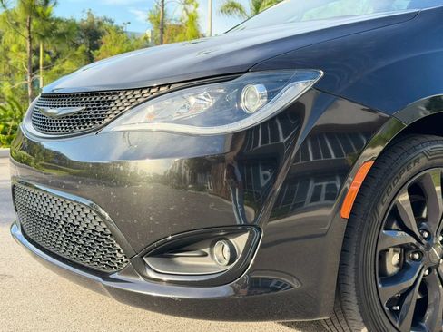 Used 2020 Chrysler Pacifica Touring w/ S Appearance Package FWD image 12