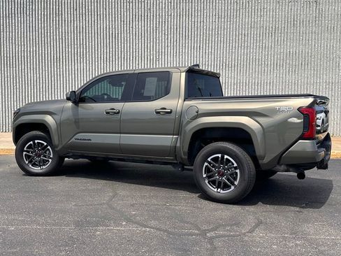 Used 2025 Toyota Tacoma TRD Sport AWD/4WD image 3