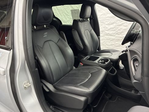 Certified 2024 Chrysler Pacifica Touring-L w/ S Appearance Package AWD/4WD image 17