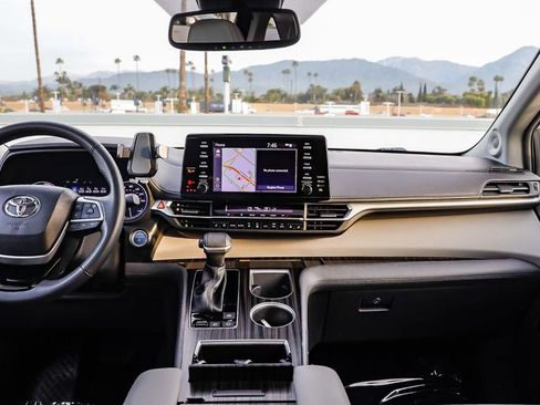 Used 2023 Toyota Sienna Limited image 14