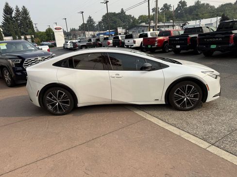Used 2023 Toyota Prius XLE AWD/4WD image 7