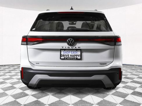 Used 2026 Volkswagen Tiguan SE w/ Panoramic Sunroof Package AWD/4WD image 15