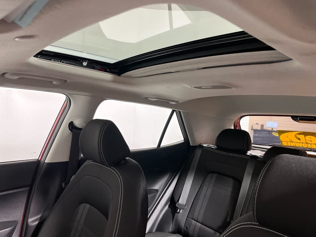 Used 2025 Hyundai Venue SEL FWD image 24