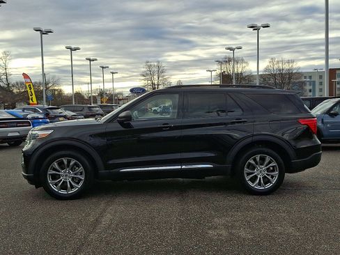 Used 2022 Ford Explorer XLT w/ Equipment Group 202A image 6