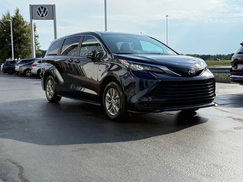 Certified 2026 Toyota Sienna LE AWD/4WD image 3