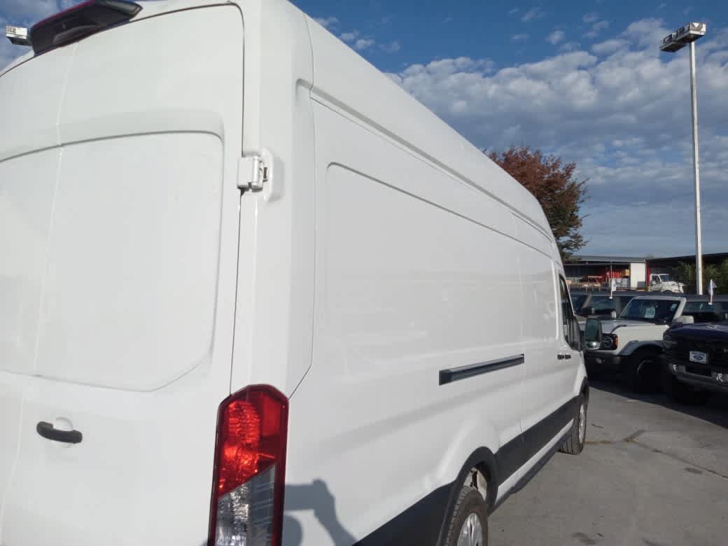 Used 2023 Ford E-Transit 148 High Roof Extended RWD image 7