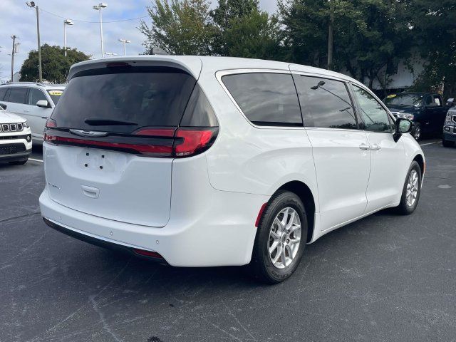 Used 2025 Chrysler Pacifica Select FWD image 7