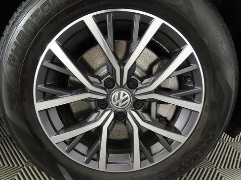 Used 2021 Volkswagen Tiguan S image 33