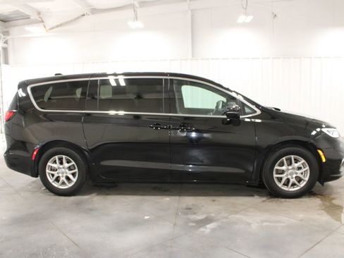 Used 2025 Chrysler Pacifica Select FWD image 11