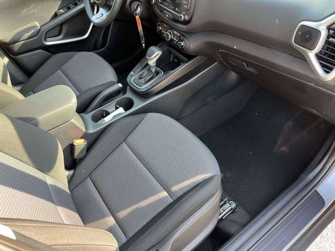 Used 2025 Kia Soul LX w/ LX Technology Package FWD image 11