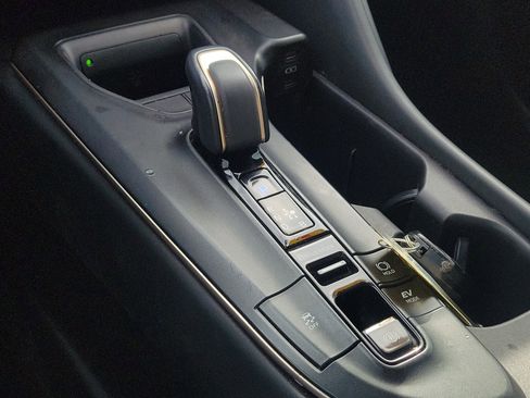 Used 2023 Toyota Crown Limited image 31