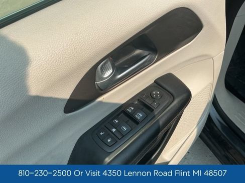 Used 2017 Chrysler Pacifica Touring-L FWD image 16
