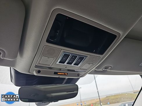 Used 2024 Land Rover Discovery S image 16