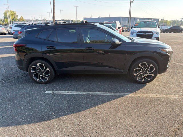 Used 2024 Chevrolet Trax RS w/ Sunroof Package FWD image 4