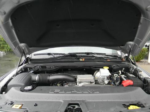 Used 2024 RAM 1500 Laramie AWD/4WD image 8