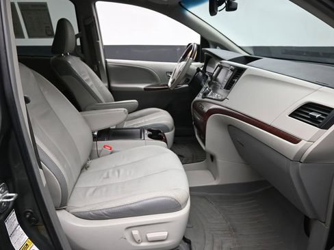 Used 2013 Toyota Sienna XLE image 7