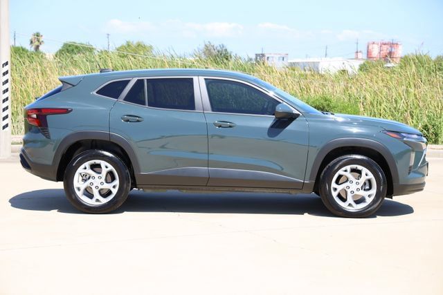 Used 2025 Chevrolet Trax LS w/ LS Convenience Package FWD image 4