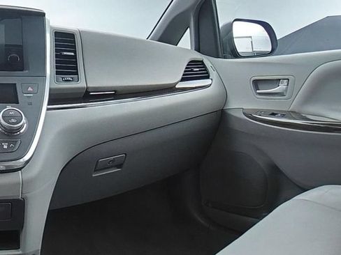 Used 2017 Toyota Sienna XLE FWD image 20