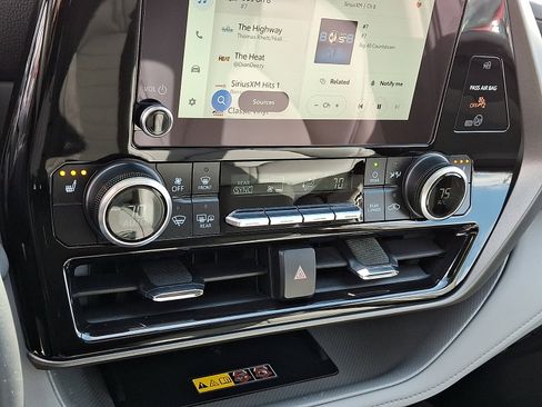 Used 2025 Toyota Highlander XLE image 18