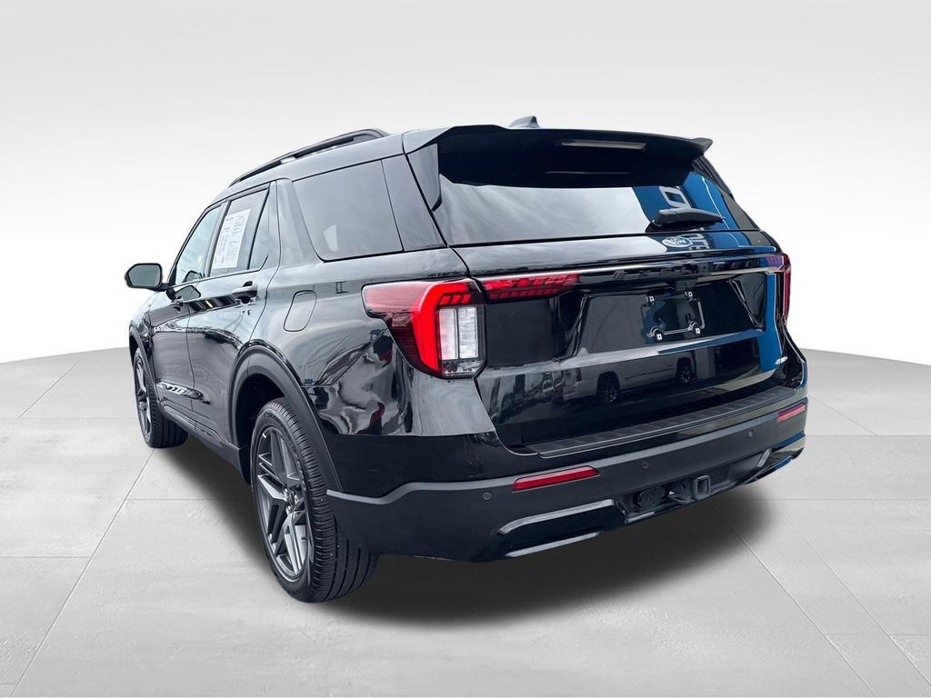 Used 2025 Ford Explorer ST-Line w/ ST-Line Street Pack AWD/4WD image 7