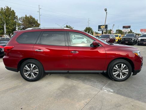 Used 2019 Nissan Pathfinder SV image 8