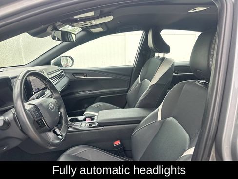 Used 2025 Toyota Camry SE FWD image 11