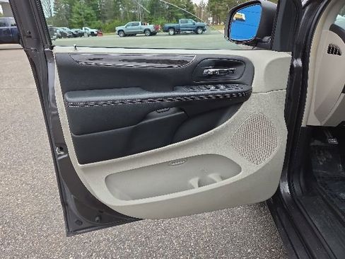 Used 2016 Chrysler Town & Country Touring-L FWD image 39