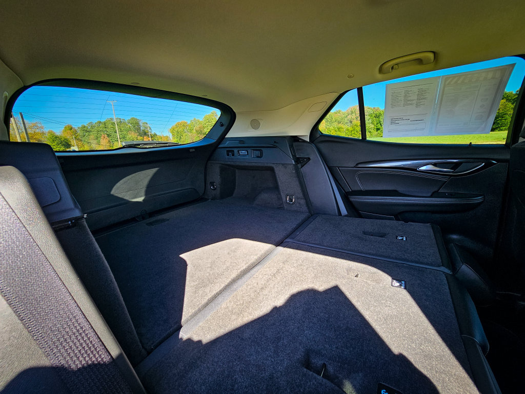 Used 2022 Buick Envision Essence w/ Safety Package FWD image 39