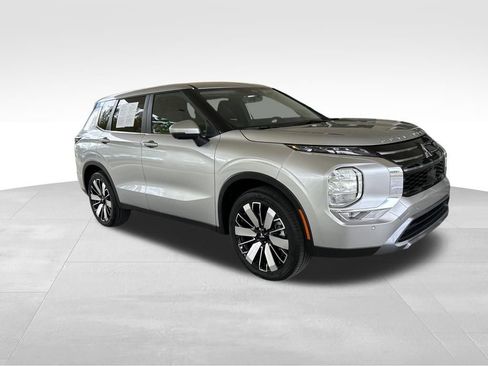 Used 2026 Mitsubishi Outlander SE image 2