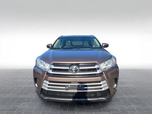 Used 2017 Toyota Highlander XLE AWD/4WD image 2