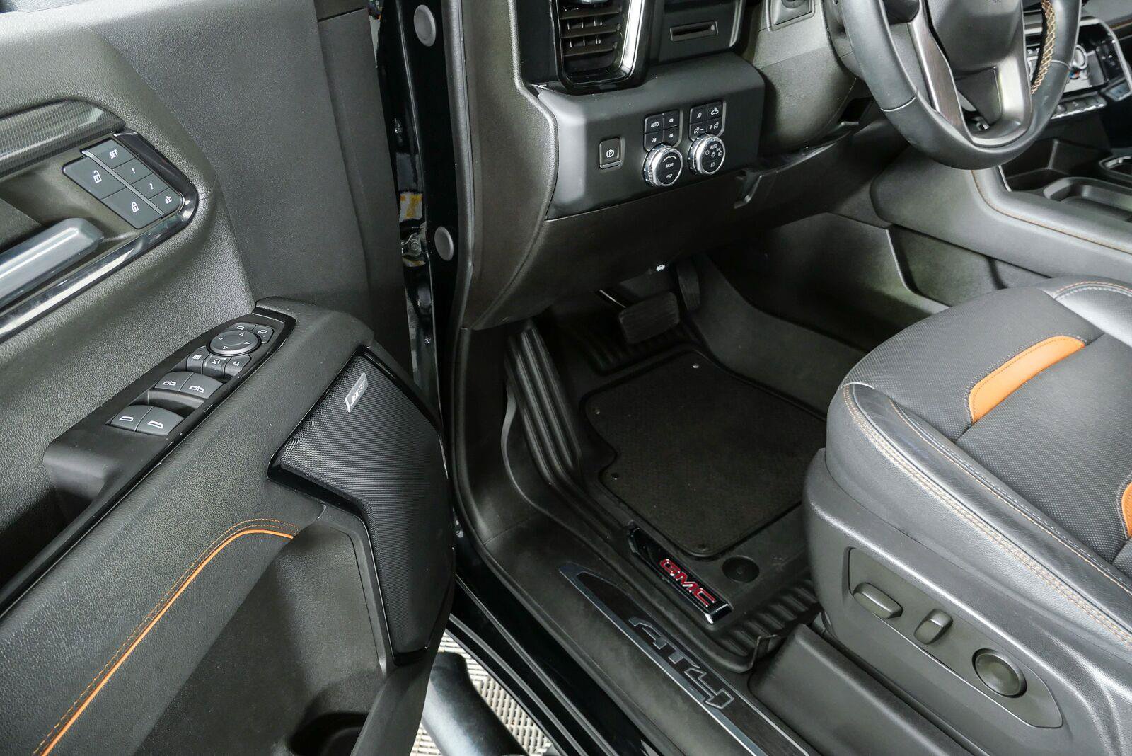 Used 2024 GMC Sierra 2500 AT4 w/ AT4 Preferred Package AWD/4WD image 8