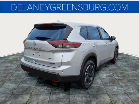 Used 2025 Nissan Rogue SV image 3