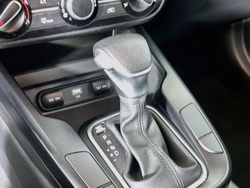 Used 2025 Kia Soul LX w/ LX Technology Package FWD image 23