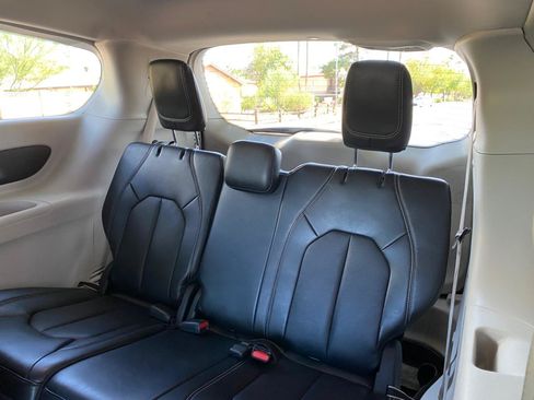 Used 2024 Chrysler Pacifica Limited FWD image 31