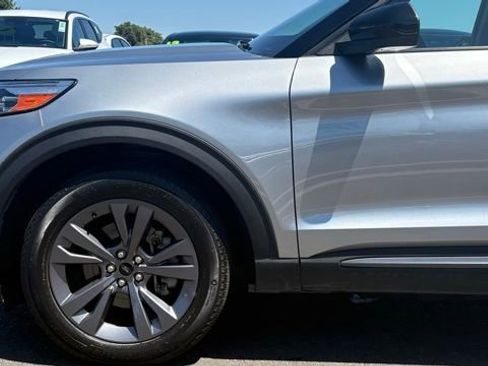 Used 2023 Ford Explorer XLT w/ Equipment Group 202A AWD/4WD image 4