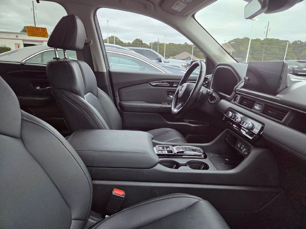 Used 2025 Honda Pilot EX-L image 10