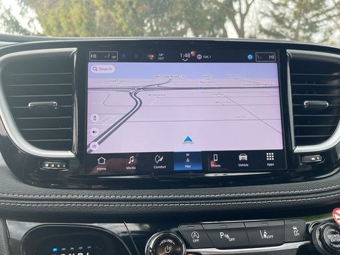 Used 2025 Chrysler Pacifica Limited image 23