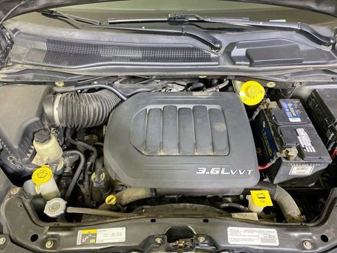 Used 2017 Dodge Grand Caravan SE FWD image 16