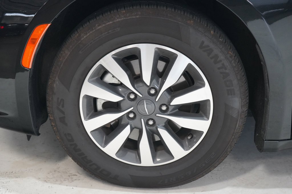Used 2023 Chrysler Pacifica Touring-L FWD image 11
